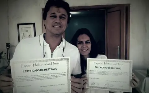 Paulo Rodrigues recebendo o certificado de mestrado em Reiki