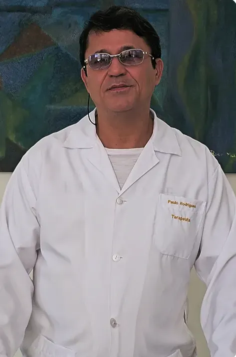 Paulo Rodrigues, terapeuta e apômetra, no consultório da Apometria Brasil