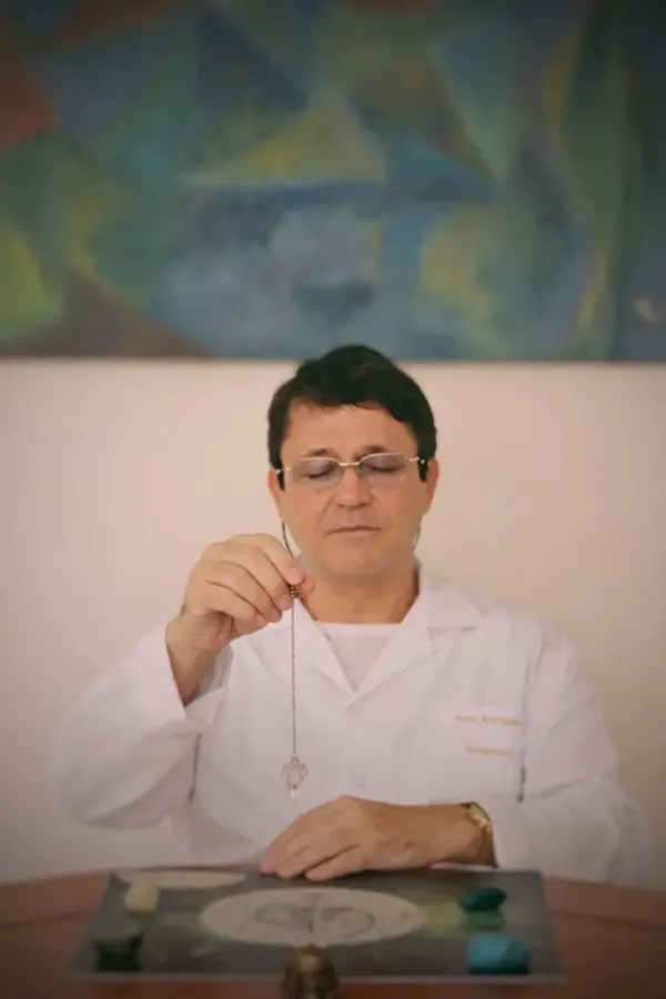 Paulo Rodrigues usando o pêndulo na investigação de um caso de Apometria à distância
