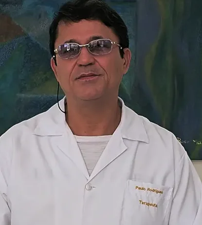 Paulo Rodrigues, terapeuta e apômetra, no consultório da Apometria Brasil